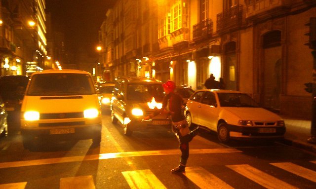 Pedigüeña finalizando su espectáculo de fuego en un semáforo de A Coruña